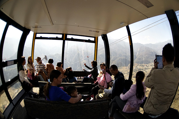 Ngồi trong cabin Cáp Treo Fansipan